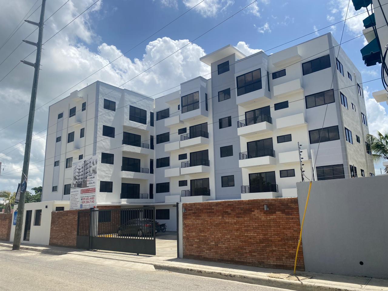 RES. ALTA RIVA DE LAS AMÉRICAS.
Ubicación : Marginal Las Américas Km. 19 ½, Urb. Marbella I, SDE
Descripción: Fideicomiso Inmobiliario conformado por 20 aptos. de 2 y 3 dormitorios.